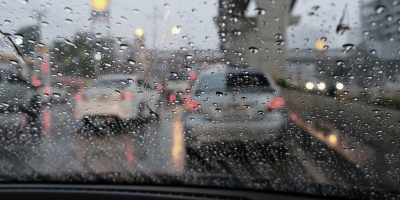 Meteorología adversa: ¿Cómo conducir con lluvia y mantenerse seguro?