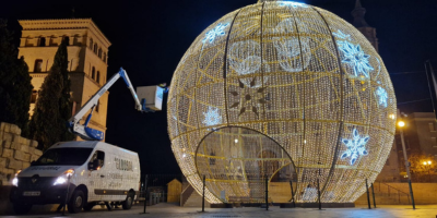 Guía instalación segura luces navideñas furgón cesta